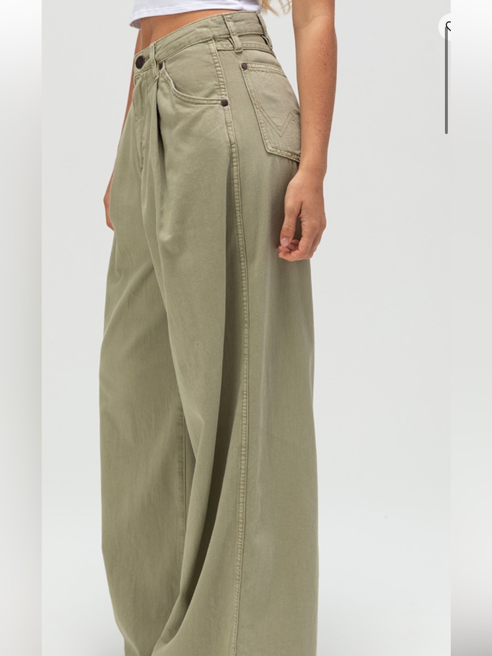 Wrangler Wide Leg pleated Trousers High-Rise in Sage - Picture 3 of 14
